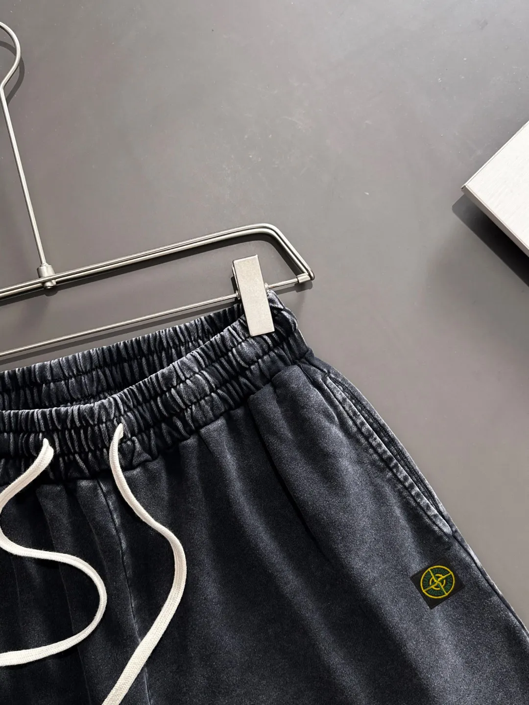 🅿️330 shipped next day. High-quality Stone Island/Stone Island 2025 spring and summer new elastic band casual solid color loose shorts. The hem of the trousers is stitched with two stitches. The stitching is fine and firm. The fabrics customized by the counter are highly breathable and comfortable. The details are impeccable. The design concept of brand elements reflects high quality. It feels delicate and soft! It presents a casual cut and the upper body shape is great! Size: S-XXL